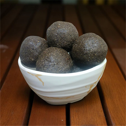 తాటి బెల్లం నల్ల నువ్వుల లడ్డు 200గ్రా – తాటి బెల్లం & జీడిపప్పుతో ఆరోగ్యకరమైన నల్ల నువ్వుల లడ్డు యొక్క చిత్రం