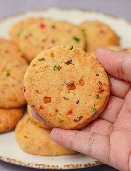 తీపి పండ్ల ముక్కలతో రంగురంగుల క్రంచీ టుట్టి ఫ్రూటీ డిలైట్ బిస్కెట్లు - 200గ్రా యొక్క చిత్రం