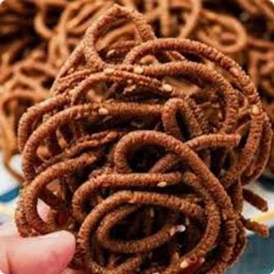 సాంప్రదాయ చేతితో తయారు చేసిన రాగి చక్రాలు - కరకరలాడే & ఆరోగ్యకరమైన ఫింగర్ మిల్లెట్ మురుక్కు స్నాక్ ఆరోగ్యకరమైన పదార్థాలతో తయారు చేయబడింది (200 గ్రాములు) యొక్క చిత్రం