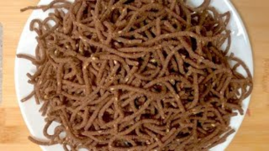 సాంప్రదాయ చేతితో తయారు చేసిన రాగి చక్రాలు - కరకరలాడే & ఆరోగ్యకరమైన ఫింగర్ మిల్లెట్ మురుక్కు స్నాక్ ఆరోగ్యకరమైన పదార్థాలతో తయారు చేయబడింది (200 గ్రాములు) యొక్క చిత్రం