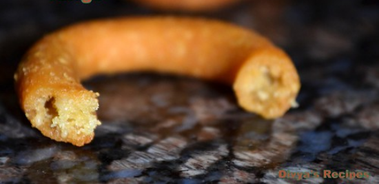 సాంప్రదాయిక చేతితో తయారు చేసిన పెసర చెకోడి – కరకరలాడే & క్రంచీ మూంగ్ దాల్ రింగ్ మురుక్కు కోసం ఇంటిలో తయారు చేసిన రుచి (200gm) యొక్క చిత్రం