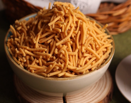 సాంప్రదాయ చేతితో తయారు చేసిన వామ్ పూసా - కరకరలాడే & క్రంచీ అజ్వైన్-ఫ్లేవర్డ్ స్నాక్ స్టిక్స్, ఇంట్లో తయారుచేసిన నిజమైన రుచి (200 గ్రా) యొక్క చిత్రం