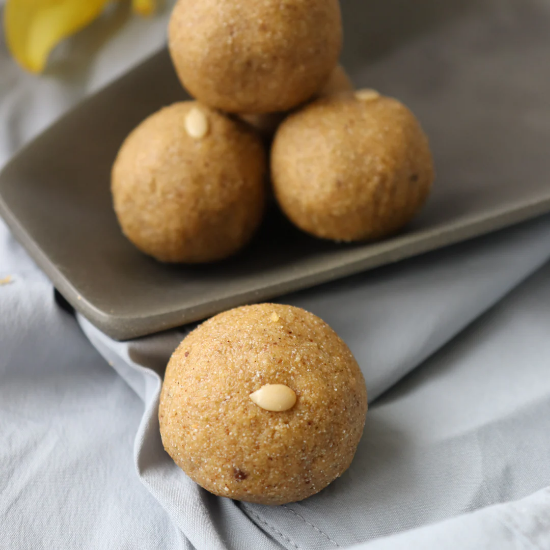 న్యూట్రిబూస్ట్ మల్టీ గ్రెయిన్ ఎనర్జీ లడ్డూలు – మిల్లెట్, ఓట్స్ మరియు గింజలతో కూడిన ఆరోగ్యకరమైన చేతితో తయారు చేసిన భారతీయ స్వీట్ బాల్స్ (250 గ్రా) యొక్క చిత్రం