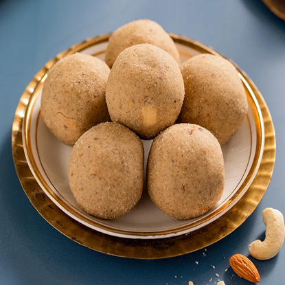 న్యూట్రిబూస్ట్ మల్టీ గ్రెయిన్ ఎనర్జీ లడ్డూలు – మిల్లెట్, ఓట్స్ మరియు గింజలతో కూడిన ఆరోగ్యకరమైన చేతితో తయారు చేసిన భారతీయ స్వీట్ బాల్స్ (250 గ్రా) యొక్క చిత్రం