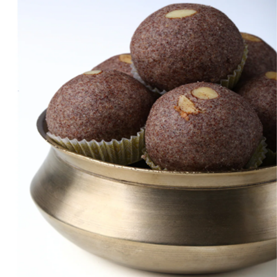 రాగి సున్నుండ – బెల్లం & నెయ్యితో సాంప్రదాయ ఫాక్స్‌టైల్ ఫింగర్ మిల్లెట్ స్వీట్ బాల్స్ | కాల్షియం & ఐరన్ సమృద్ధిగా (250 గ్రా) యొక్క చిత్రం