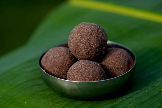 రాగి సున్నుండ – బెల్లం & నెయ్యితో సాంప్రదాయ ఫాక్స్‌టైల్ ఫింగర్ మిల్లెట్ స్వీట్ బాల్స్ | కాల్షియం & ఐరన్ సమృద్ధిగా (250 గ్రా) యొక్క చిత్రం