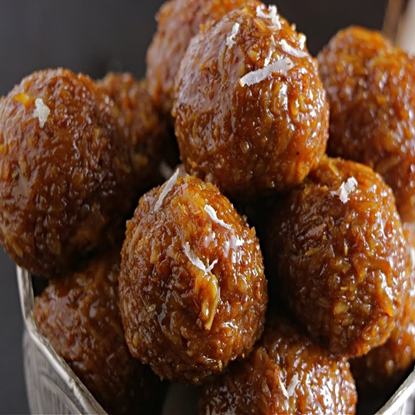 కొబ్బరి ఉండ – నెయ్యితో సాంప్రదాయ కొబ్బరి బెల్లం లడ్డూలు | ఫైబర్ & శక్తితో సమృద్ధిగా ఉండే అసలైన ఇంట్లో తయారుచేసిన స్వీట్ బాల్స్ (250 గ్రాములు) యొక్క చిత్రం