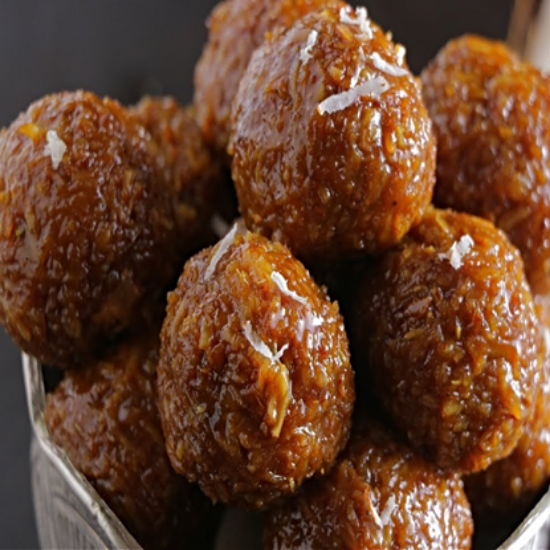 కొబ్బరి ఉండ – నెయ్యితో సాంప్రదాయ కొబ్బరి బెల్లం లడ్డూలు | ఫైబర్ & శక్తితో సమృద్ధిగా ఉండే అసలైన ఇంట్లో తయారుచేసిన స్వీట్ బాల్స్ (250 గ్రాములు) యొక్క చిత్రం