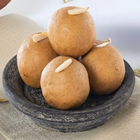 సాంప్రదాయ ఆంధ్ర నెయ్యి సున్నందా – ఆరోగ్యకరమైన శక్తి & పండుగ ఆనందం కోసం స్వచ్ఛమైన దేశీ నెయ్యితో తయారు చేసిన అసలైన ఉరద్ పప్పు & బెల్లం స్వీట్ బాల్స్ (250gm) యొక్క చిత్రం