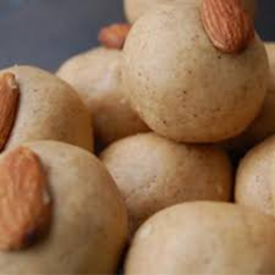 సాంప్రదాయ ఆంధ్ర నెయ్యి సున్నందా – ఆరోగ్యకరమైన శక్తి & పండుగ ఆనందం కోసం స్వచ్ఛమైన దేశీ నెయ్యితో తయారు చేసిన అసలైన ఉరద్ పప్పు & బెల్లం స్వీట్ బాల్స్ (250gm) యొక్క చిత్రం