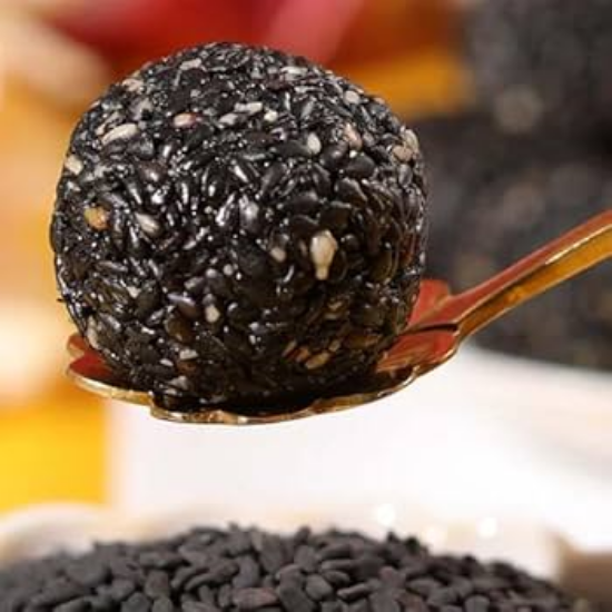 సాంప్రదాయ నలుపు నువ్వు ఉండ (200gm) - ఎముకల బలం, శక్తి & రోగనిరోధక శక్తిని పెంచడానికి బెల్లం & దేశీ నెయ్యితో కూడిన పోషకమైన నువ్వు ఉండలు యొక్క చిత్రం