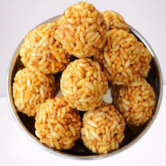 సాంప్రదాయ ముర్మురా ఉండ (పొంగిన బియ్యం – బెల్లం ఉండలు) – ఆరోగ్యకరమైన కరకరలాడే భారతీయ స్వీట్ స్నాక్, అసలైన ఇంటి రుచితో (150 గ్రాములు) యొక్క చిత్రం