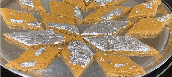 డైమండ్ బర్ఫీ – శుద్ధ పాలను ఉపయోగించి తయారుచేసిన సాంప్రదాయ మిల్క్ ఫజ్ (250gm) ఆల్మండ్స్ తో మెరిసే రుచికర స్వీట్ యొక్క చిత్రం