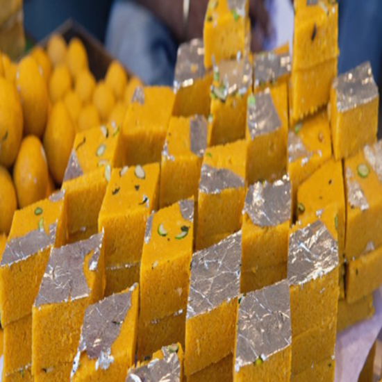 డైమండ్ బర్ఫీ – శుద్ధ పాలను ఉపయోగించి తయారుచేసిన సాంప్రదాయ మిల్క్ ఫజ్ (250gm) ఆల్మండ్స్ తో మెరిసే రుచికర స్వీట్ యొక్క చిత్రం