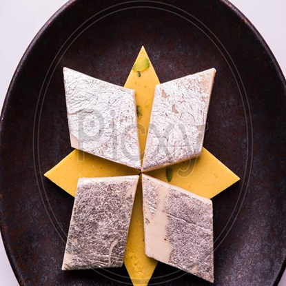 డైమండ్ బర్ఫీ – శుద్ధ పాలను ఉపయోగించి తయారుచేసిన సాంప్రదాయ మిల్క్ ఫజ్ (250gm) ఆల్మండ్స్ తో మెరిసే రుచికర స్వీట్ యొక్క చిత్రం