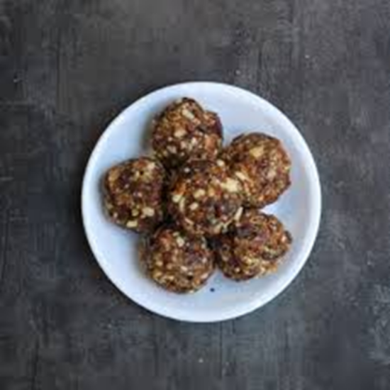 డ్రై ఫ్రూట్ లడ్డూ – కాజూస్, ఆల్మండ్స్, రీజిన్స్ & డేట్స్ కలిగిన పోషక సమృద్ధి భారతీయ మిఠాయి బోళ్స్ (200gm) యొక్క చిత్రం