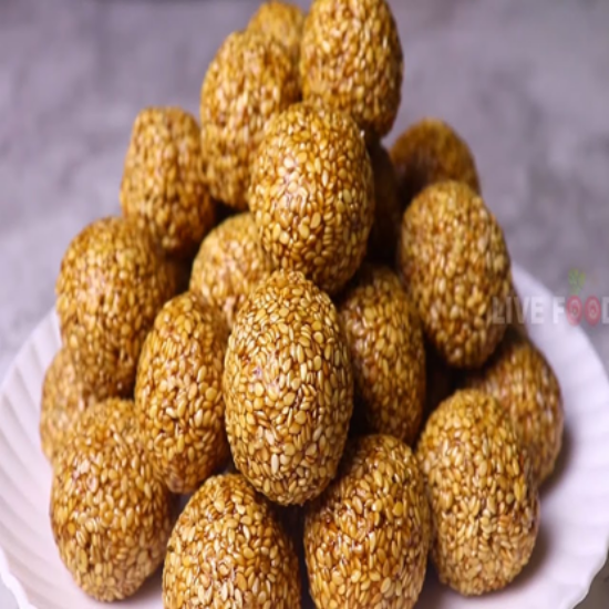 నువ్వుల మిక్స్ లడ్డూ – సంప్రదాయ దక్షిణ భారతీయ నువ్వుల మిఠాయి బోళ్స్ (200gm) బెల్లం, డ్రై ఫ్రూట్స్ & సహజ రుచులతో యొక్క చిత్రం