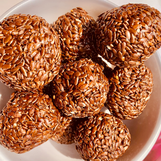 అవిసా మిక్స్ లడ్డు – 200 గ్రా | ప్రోటీన్లు, ఆరోగ్యకరమైన కొవ్వులు & ఇంట్లో తయారుచేసిన అసలైన రుచితో నిండిన సాంప్రదాయ అవిసె గింజలు & పోషకమైన బెల్లం స్వీట్ బాల్స్ యొక్క చిత్రం