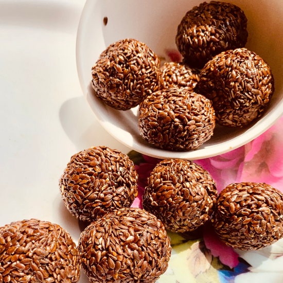 అవిసా మిక్స్ లడ్డు – 200 గ్రా | ప్రోటీన్లు, ఆరోగ్యకరమైన కొవ్వులు & ఇంట్లో తయారుచేసిన అసలైన రుచితో నిండిన సాంప్రదాయ అవిసె గింజలు & పోషకమైన బెల్లం స్వీట్ బాల్స్ యొక్క చిత్రం