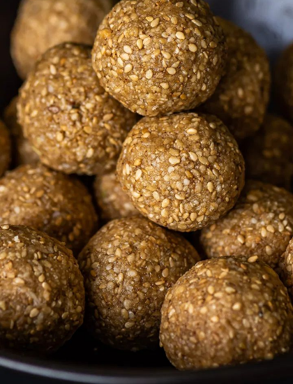 తాటి బెల్లం తెల్ల నువ్వుల లడ్డూ – 200గ్రా | సంప్రదాయ హోమ్‌మేడ్ తీపి వంటకం | శక్తిని పెంచే తాటి బెల్లం & కాల్షియం సమృద్ధిగా ఉన్న తెల్ల నువ్వులతో తయారు చేసిన ఆరోగ్యకరమైన స్వీట్ బాల్స్ యొక్క చిత్రం