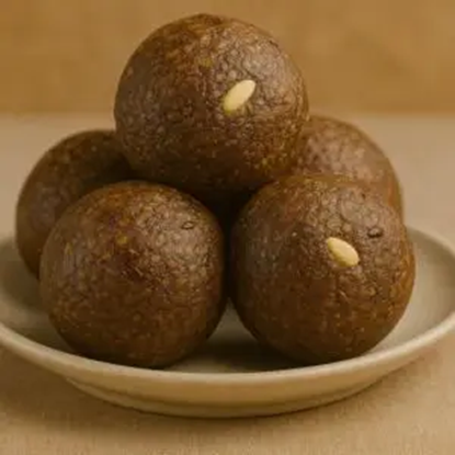 తాటి బెల్లం అవిసా లడ్డు – 200 గ్రాములు | సాంప్రదాయ తాటి బెల్లం & అవిసె గింజల స్వీట్ బాల్స్ | ఒమేగా-3, ప్రోటీన్ & సహజ శక్తితో సమృద్ధిగా ఉంటుంది | అసలైన ఇంట్లో తయారుచేసిన ఆరోగ్యకరమైన స్నాక్ యొక్క చిత్రం