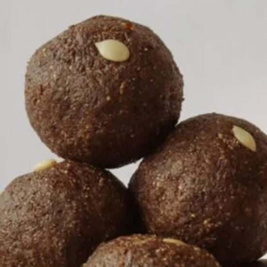 తాటి బెల్లం అవిసా లడ్డు – 200 గ్రాములు | సాంప్రదాయ తాటి బెల్లం & అవిసె గింజల స్వీట్ బాల్స్ | ఒమేగా-3, ప్రోటీన్ & సహజ శక్తితో సమృద్ధిగా ఉంటుంది | అసలైన ఇంట్లో తయారుచేసిన ఆరోగ్యకరమైన స్నాక్ యొక్క చిత్రం