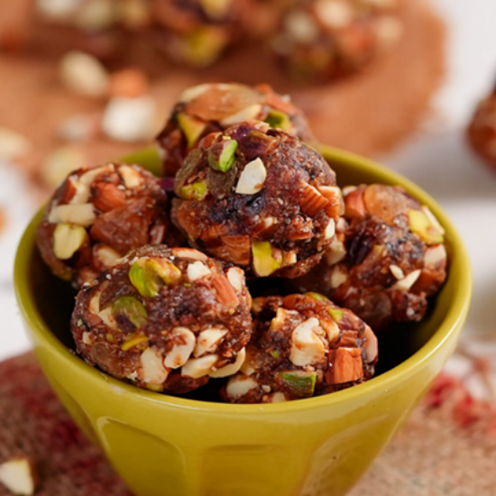 స్పెషల్ డ్రై ఫ్రూట్ లడ్డూ – 200గ్రా | ప్రీమియం హోమ్‌మేడ్ మిఠాయి | కాజూ, బాదం, పిస్తా, ఖర్జూరం & కిస్మిస్‌లతో తయారైన ఆరోగ్యకరమైన తీపి వంటకం | ప్రోటీన్, ఫైబర్ & సహజ శక్తి సమృద్ధిగా ఉన్న పోషక లడ్డూలు యొక్క చిత్రం