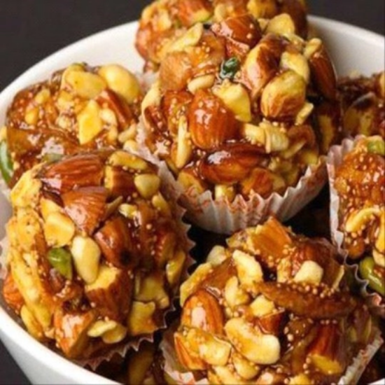 స్పెషల్ డ్రై ఫ్రూట్ లడ్డూ – 200గ్రా | ప్రీమియం హోమ్‌మేడ్ మిఠాయి | కాజూ, బాదం, పిస్తా, ఖర్జూరం & కిస్మిస్‌లతో తయారైన ఆరోగ్యకరమైన తీపి వంటకం | ప్రోటీన్, ఫైబర్ & సహజ శక్తి సమృద్ధిగా ఉన్న పోషక లడ్డూలు యొక్క చిత్రం