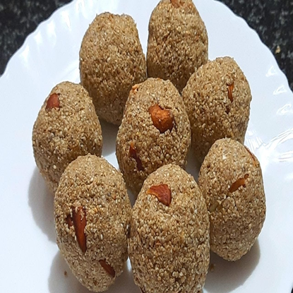 తాటి బెల్లం సజ్జ లడ్డూ – 200గ్రా | సంప్రదాయ పద్ధతిలో తయారైన ఆరోగ్యకరమైన మిఠాయి | సహజ శక్తి & పోషకాలు సమృద్ధిగా ఉన్న సజ్జ (బజ్రా) మరియు తాటి బెల్లంతో చేసిన అసలైన ఇంటి రుచిగల లడ్డూలు యొక్క చిత్రం