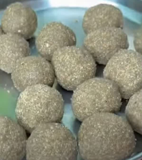 తాటి బెల్లం సజ్జ లడ్డూ – 200గ్రా | సంప్రదాయ పద్ధతిలో తయారైన ఆరోగ్యకరమైన మిఠాయి | సహజ శక్తి & పోషకాలు సమృద్ధిగా ఉన్న సజ్జ (బజ్రా) మరియు తాటి బెల్లంతో చేసిన అసలైన ఇంటి రుచిగల లడ్డూలు యొక్క చిత్రం