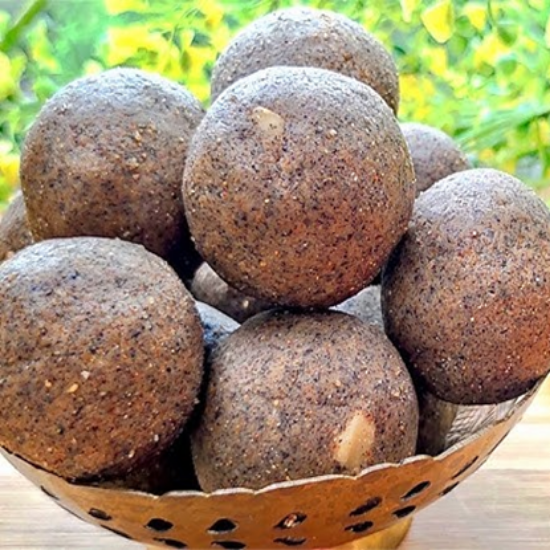 తాటి బెల్లం నల్ల మినప సున్నుందా – 200gm | ఇంట్లో తయారుచేసిన సాంప్రదాయక చక్కగా చుట్టిన సున్నుండా | పనస బెల్లం & నల్ల పప్పుతో చేసిన ఆరోగ్యకరమైన స్వీట్ | సహజ శక్తి, ప్రొటీన్ & పోషకాలు సమృద్ధిగా ఉంటాయి యొక్క చిత్రం