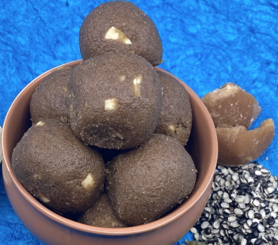 తాటి బెల్లం నల్ల మినప సున్నుందా – 200gm | ఇంట్లో తయారుచేసిన సాంప్రదాయక చక్కగా చుట్టిన సున్నుండా | పనస బెల్లం & నల్ల పప్పుతో చేసిన ఆరోగ్యకరమైన స్వీట్ | సహజ శక్తి, ప్రొటీన్ & పోషకాలు సమృద్ధిగా ఉంటాయి యొక్క చిత్రం