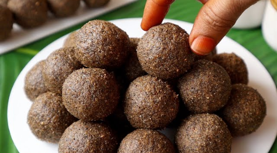 తాటి బెల్లం నల్ల మినప సున్నుందా – 200gm | ఇంట్లో తయారుచేసిన సాంప్రదాయక చక్కగా చుట్టిన సున్నుండా | పనస బెల్లం & నల్ల పప్పుతో చేసిన ఆరోగ్యకరమైన స్వీట్ | సహజ శక్తి, ప్రొటీన్ & పోషకాలు సమృద్ధిగా ఉంటాయి యొక్క చిత్రం