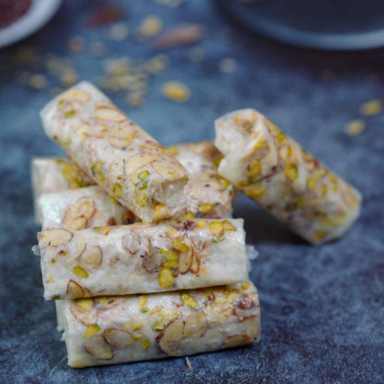 పూతరేకులు – 5ముక్కలు | సంప్రదాయ హోమ్‌మేడ్ సన్నగా మెలికలైన స్వీట్ రోల్స్ | బెల్లం, డ్రై ఫ్రూట్స్ & బియ్యం పేపర్‌తో తయారు చేసిన అసలైన దక్షిణ భారతీయ మిఠాయి యొక్క చిత్రం