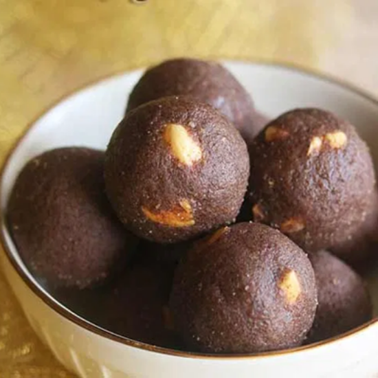 తాటి బెల్లం రాగి లడ్డూ – 200గ్రా | సంప్రదాయ హోమ్‌మేడ్ ఆరోగ్యకరమైన మిఠాయి | సహజ శక్తి & పోషకాలతో నిండి ఉండే రాగి (Finger Millet) మరియు తాటి బెల్లంతో తయారైన అసలైన ఇంటి రుచిగల లడ్డూలు యొక్క చిత్రం