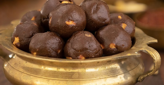 తాటి బెల్లం రాగి లడ్డూ – 200గ్రా | సంప్రదాయ హోమ్‌మేడ్ ఆరోగ్యకరమైన మిఠాయి | సహజ శక్తి & పోషకాలతో నిండి ఉండే రాగి (Finger Millet) మరియు తాటి బెల్లంతో తయారైన అసలైన ఇంటి రుచిగల లడ్డూలు యొక్క చిత్రం