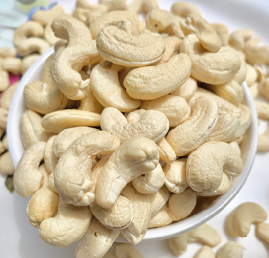 ప్రిమియం మొత్తం జీడి పప్పు – రుచికరమైన, క్రంచీగా ఉండే సహజమైన డ్రై ఫ్రూట్స్ యొక్క చిత్రం