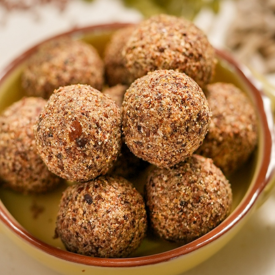 మిక్స్డ్ మల్టీ లడ్డూ - ప్రీమియం డ్రై ఫ్రూట్స్, మిల్లెట్స్ & సహజ పదార్థాలతో తయారు చేసిన పోషకమైన వివిధ రకాల సాంప్రదాయ స్వీట్ బాల్స్ (200 గ్రాములు). యొక్క చిత్రం