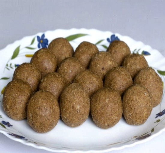 మిక్స్డ్ మల్టీ లడ్డూ - ప్రీమియం డ్రై ఫ్రూట్స్, మిల్లెట్స్ & సహజ పదార్థాలతో తయారు చేసిన పోషకమైన వివిధ రకాల సాంప్రదాయ స్వీట్ బాల్స్ (200 గ్రాములు). యొక్క చిత్రం