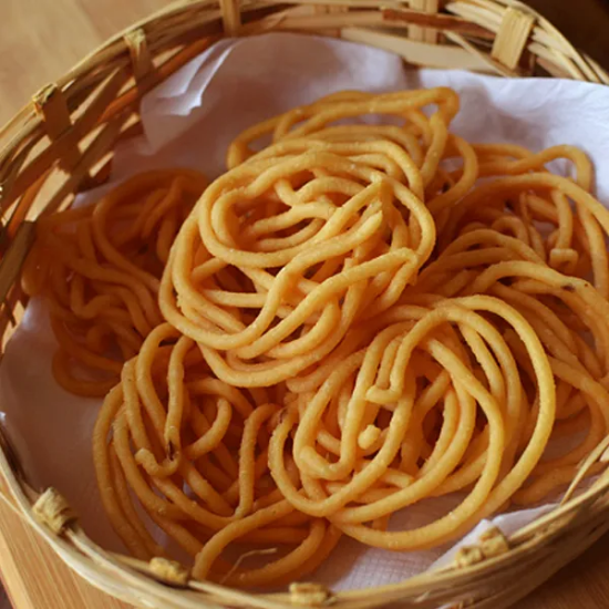 జంతికలు - బియ్యం పిండి & అసలైన ఇంట్లో తయారుచేసిన రుచితో తయారు చేయబడిన సాంప్రదాయ దక్షిణ భారత క్రిస్పీ మురుక్కు స్నాక్ (200 గ్రాములు). యొక్క చిత్రం