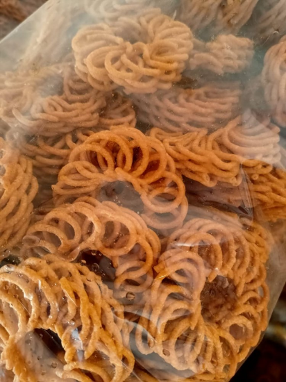 స్పెషల్ మసాలా చక్రం – కారంగా & క్రిస్పీ సౌత్ ఇండియన్ రింగ్ మురుక్కు స్నాక్ (200గ్రామ్) ఇంట్లో తయారుచేసిన అసలైన రుచితో. యొక్క చిత్రం