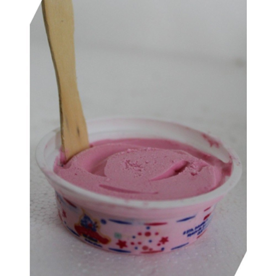 స్ట్రాబెర్రీ కప్ ఐస్ క్రీం యొక్క చిత్రం